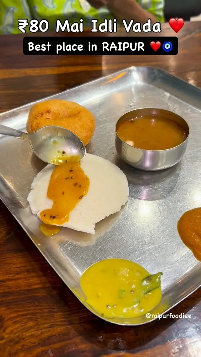 Idli vada for ₹80 at Kaaram Podi